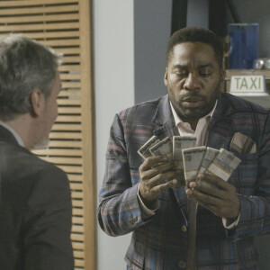 Roberto (Cassio Gabus Mendes) oferece dinheiro a Mário (Lázaro Ramos) para que ele desista de investigar o caso de Átila no capítulo de quarta, 11, de 'Elas por Elas' 