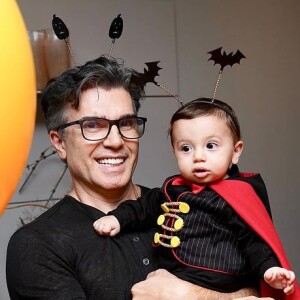 Luca para seu mesversário de 8 meses se vestiu com a fantasia infantil de vampiro