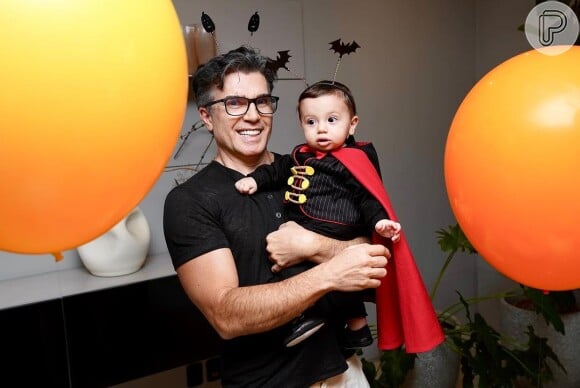 Luca para seu mesversário de 8 meses se vestiu com a fantasia infantil de vampiro