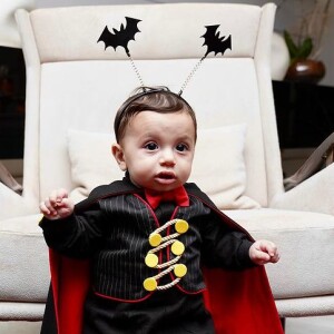Luca, filho de Claudia Raia, faz mesversário e vira vampirinho!