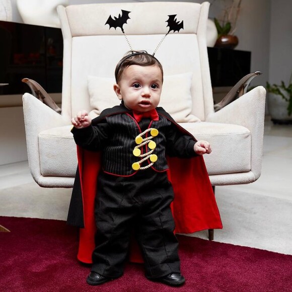 Luca, filho de Claudia Raia, faz mesversário e vira vampirinho!