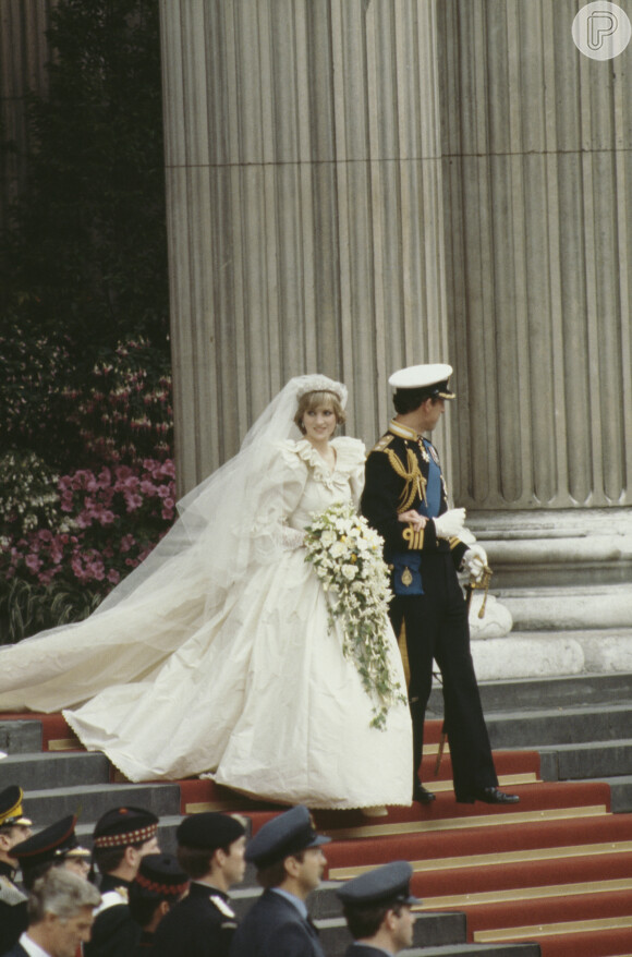 Vestido de noiva da Princesa Diana entregou para a história após ser guardado em um cofre e retirado momentos antes do casamento