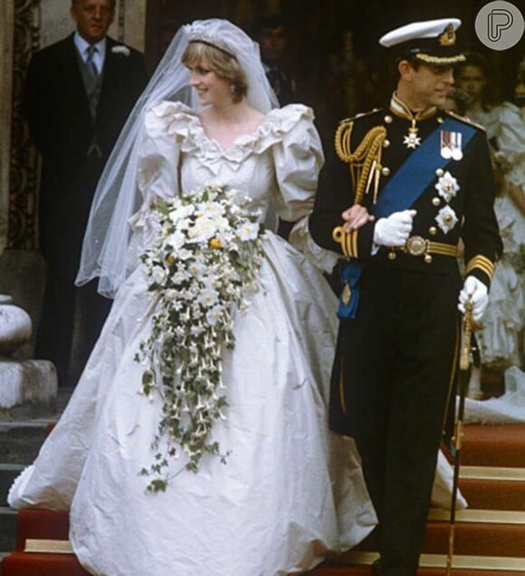 Vestido de noiva da Princesa Diana foi um clássico modelo anos 80 com longa causa e mangas bufantes