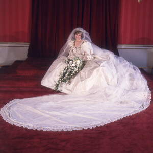 Vestido de noiva da Princesa Diana teve 7 metros de comprimento e teve cerca de 10 mil lantejolas