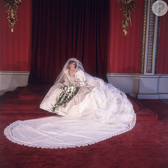 Vestido de noiva da Princesa Diana teve 7 metros de comprimento e teve cerca de 10 mil lantejolas
