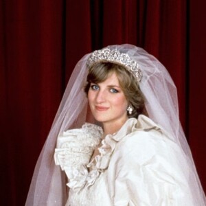 Anos depois o casal de estilistas que criaram o vestido de noiva da princesa Diana, David e Elizabeth Emanuel, revelaram que tinham um vestido de noiva reserva quase o segredo vazasse