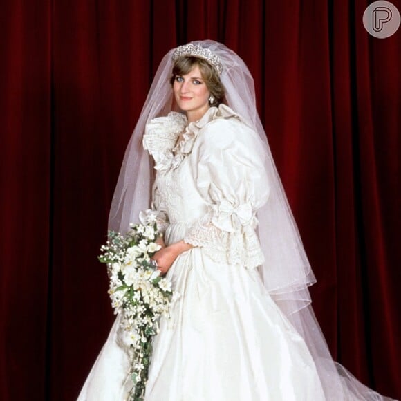 Anos depois o casal de estilistas que criaram o vestido de noiva da princesa Diana, David e Elizabeth Emanuel, revelaram que tinham um vestido de noiva reserva quase o segredo vazasse