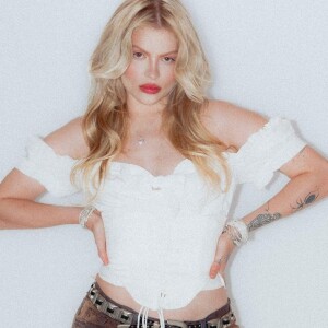 Parcela de pessoas nas redes sociais apontam que Luísa Sonza expôs traição de Chico Moedas para acabar o caso de racismo no qual cantora estava envolvida