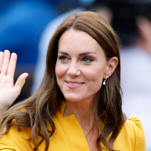 Em seguida, Kate Middleton aplica uma base de cobertura suave e passa blush rosado