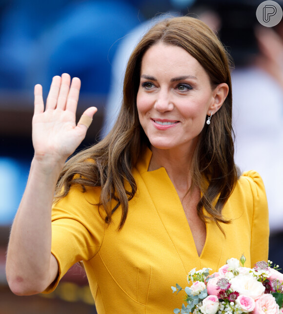 Em seguida, Kate Middleton aplica uma base de cobertura suave e passa blush rosado
