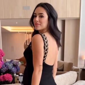 Bruna Biancardi como você nunca viu! Influencer surge em vestido midi preto canelado com fenda lateral em look pós-parto pouco mais de uma semana depois do nascimento da bebê Mavie