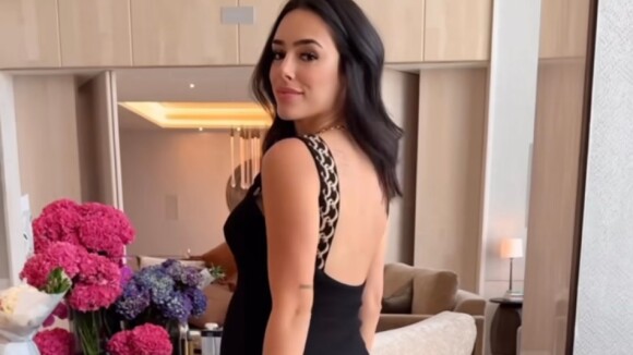 Bruna Biancardi surge deslumbrante com vestido preto com fenda lateral de R$ 1.400 em look pós-parto que destaca volume da barriguinha