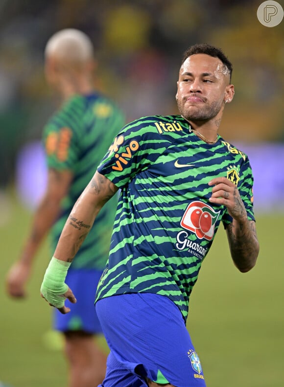 Neymar pode ficar de fora do Al-Hilal e da Seleção Brasileira dependendo da gravidade da lesão no joelho sofrida durante uma falta cometida contra ele na partida do Brasil x Uruguai