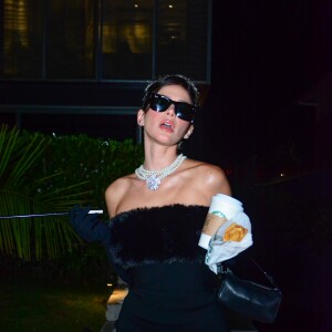 Bruna Marquezine foi vestida de Audrey Hepburn em 'Bonequinha de Luxo' para a festa de Halloween de Giovanna Lancellotti e Gabriel David