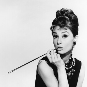 Bruna Marquezine entrega estilo, elegância e referência ao cinema em fantasia de Audrey Hepburn em 'Bonequinha de Luxo' para festa de Halloween