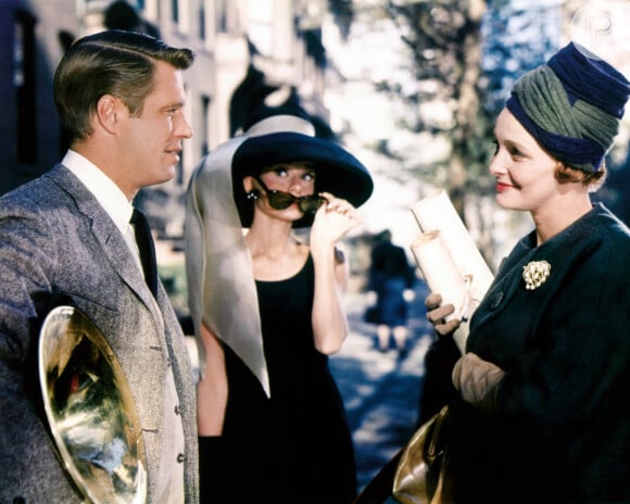 Bruna Marquezine surgiu igualzinha a Audrey Hepburn em 'Bonequinha de Luxo', filme clássico dos anos 1960, com look para festa de Halloween