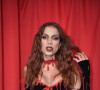 Fantasia de Halloween de Anitta é o de uma vampira sexy onde as cores que predominaram foram: vermelho e preto