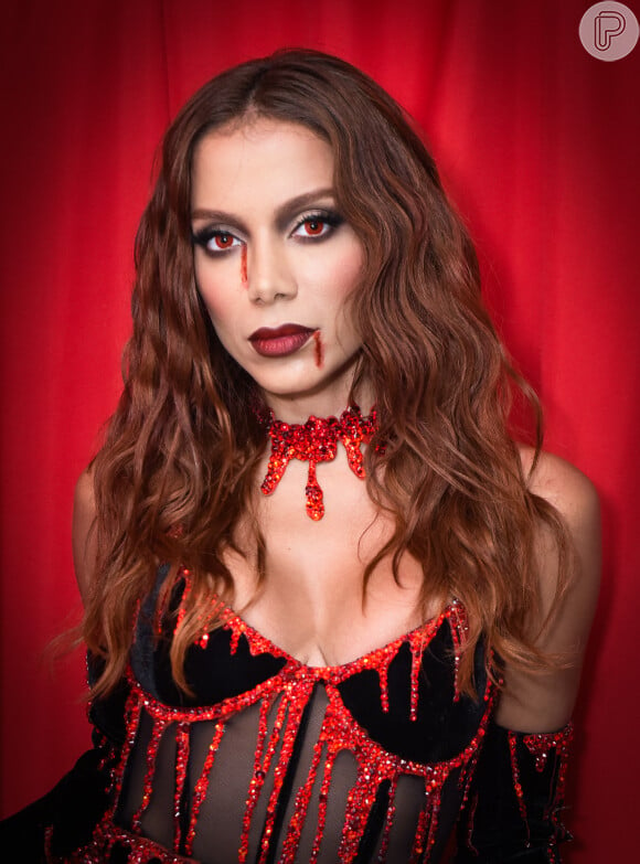 Anitta colocou até lentes vermelhas de contato para ser a vampira mais sexy da festa de Halloween
