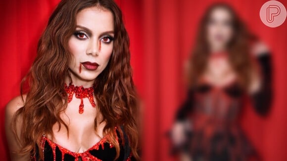 Essa fantasia de Halloween de Anitta como vampira sexy pode ser sua inspiração perfeita para sua próxima festa