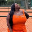 Emagrecimento de Jojo Todynho chama atenção em nova foto da cantora em um vestido laranja justinho e  fãs ficam chocados com mudança radical