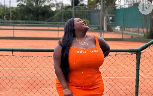 Jojo Todynho evidencia emagrecimento em vestido laranja justo
