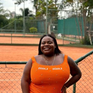Jojo Todynho publica fotos usando vestido laranja, chinelo e acessórios dourados e choca seguidores