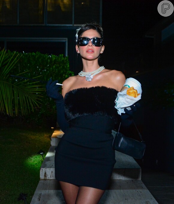 A atriz Bruna Marquezine escolheu look inspirado em Audrey Hepburn para festa de Halloween
