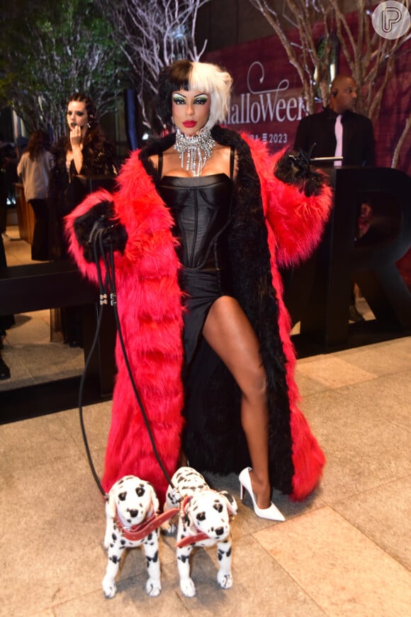 Vestido com fenda e casaco longo se combinaram nesse look de Brunna Gonçalves como Cruella