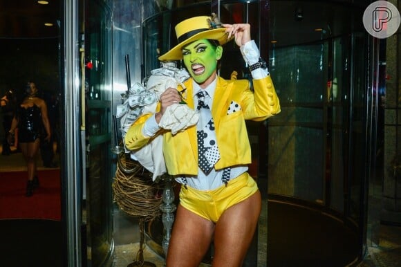 Hot pant e blazer cropped apareceram no look de Deborah Secco em baile de Halloween