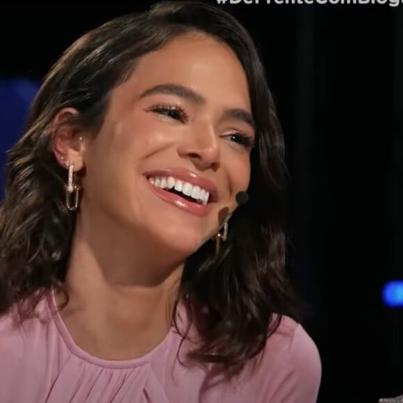 Bruna Marquezine é questionada sobre um livramento no 'De Frente com Blogueirinha' e cai na gargalhada