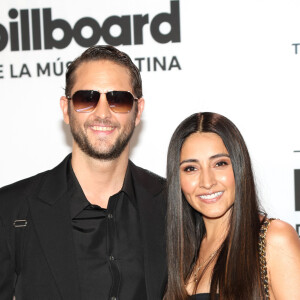 Christopher Von Uckermann e namorada em evento da Billboard usando look all black e vegano