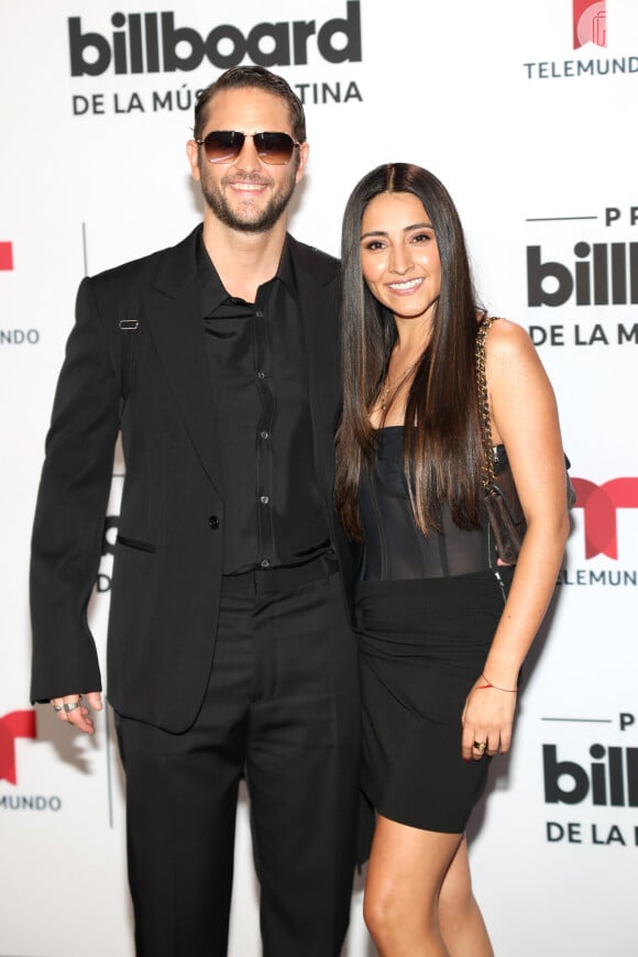 Christopher Von Uckermann e namorada em evento da Billboard usando look all black e vegano