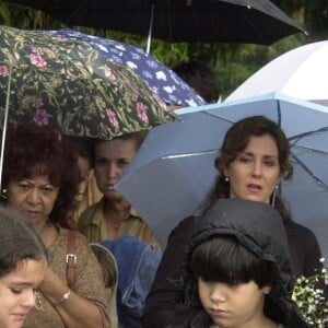 Em Mulheres Apaixondas, Lucas (Victor Cugula) e Salete (Bruna Marquezine) no enterro de Fernanda (Vanessa Gerbelli)