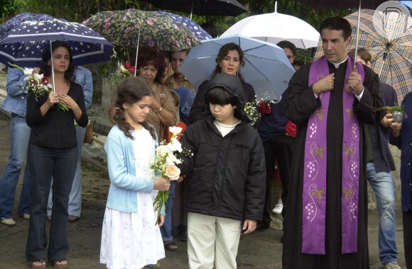 Em Mulheres Apaixondas, Lucas (Victor Cugula) e Salete (Bruna Marquezine) no enterro de Fernanda (Vanessa Gerbelli)