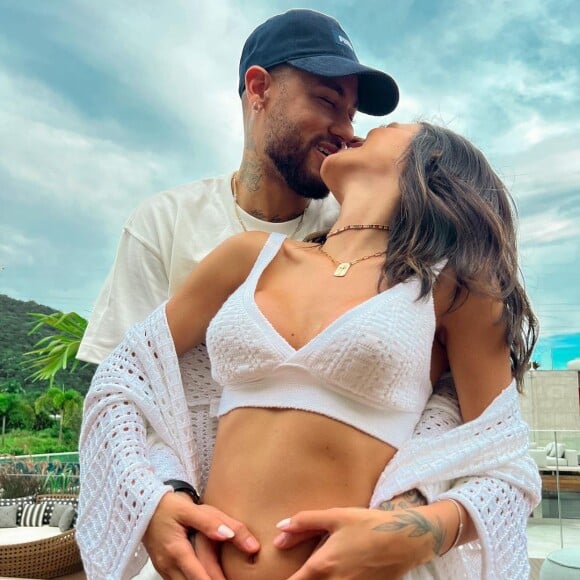 Neymar e Bruna Biancardi em foto de abril de 2023 quando revelaram a gravidez da influencer