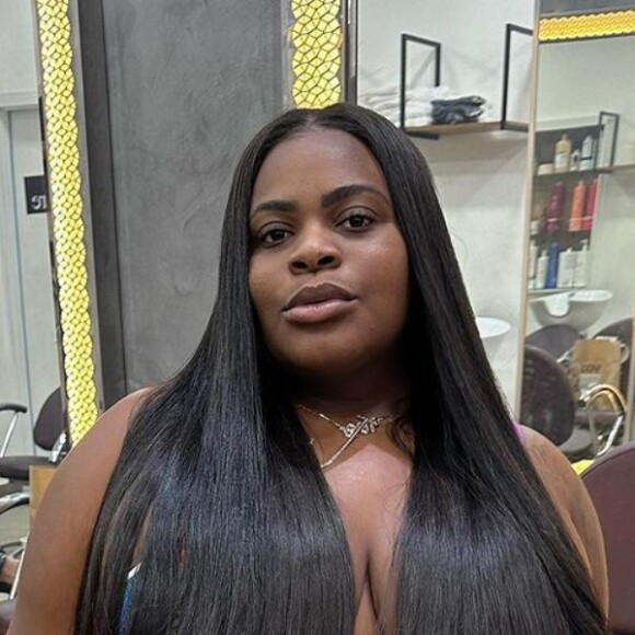 Jojo Todynho deixa barriga de fora em look com calça estampada e web comenta emagrecimento da cantora