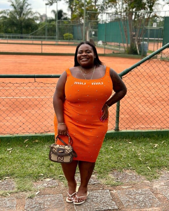 Jojo Todynho publica fotos usando vestido laranja, chinelo e acessórios dourados e choca seguidores