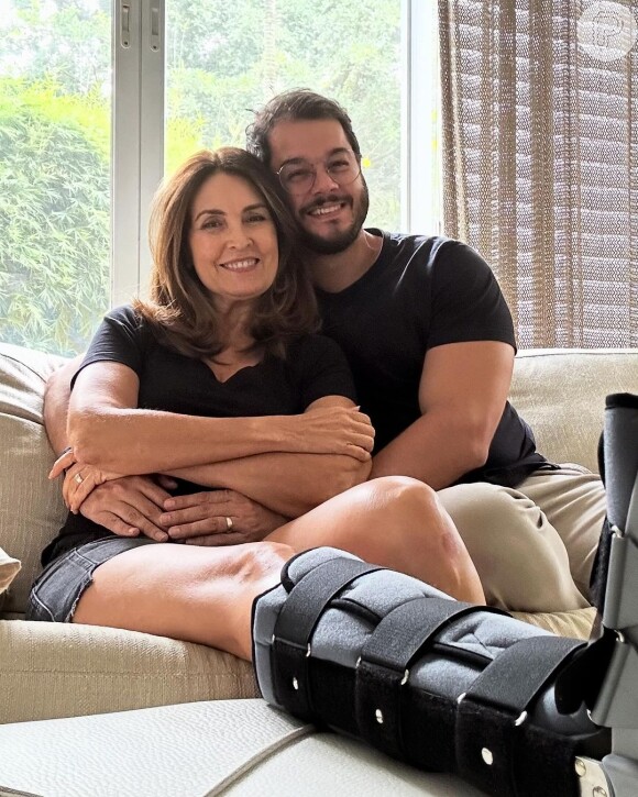 Fátima Bernardes confirmou o acidente e apareceu com o pé quebrado no Instagram