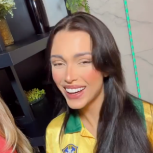 Fernanda Campos aparece com camisa da Seleção Brasileira para provocar Neymar