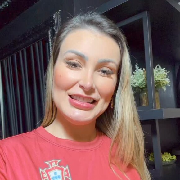 Andressa Urach está com uma blusa da Seleção Portuguesa para provocar Cristiano Ronaldo, com quem transou em 2013
