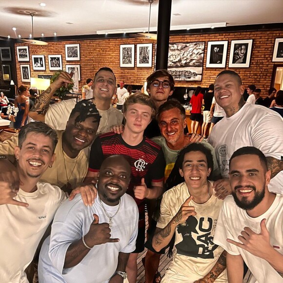 Joaquim e Benício, filhos de Angelica e Luciano Huck, com o grupo Di Propósito