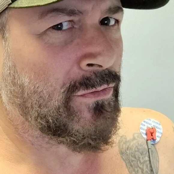 Mingau, baixista do Ultraje a Rigor, foi transferido para clínica de reabilitação, segundo sua filha