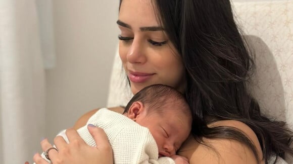 'Muito choro': Bruna Biancardi abre álbum de fotos no primeiro mês da filha, Mavie, e deixa Neymar de fora