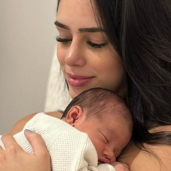 Filha de Bruna Biancardi e Neymar, Mavie faz 1 mês e influencer exclui jogador de fotos na web: 'Trinta dias desde que a minha vida mudou pra melhor'