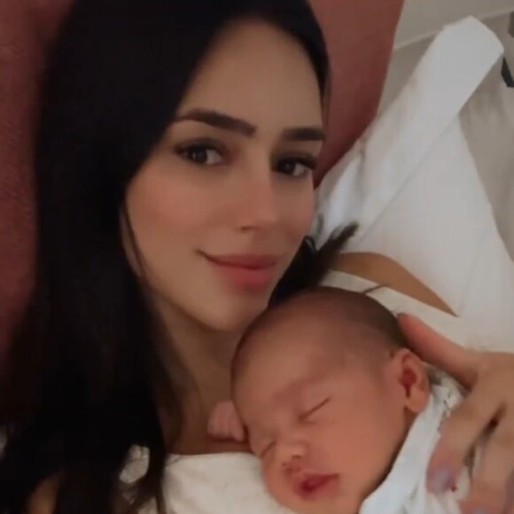 Filha de Bruna Biancardi e Neymar, Mavie faz 1 mês. Influencer excluiu jogador de fotos na web: 'Um mês do nosso pacotinho de amor'