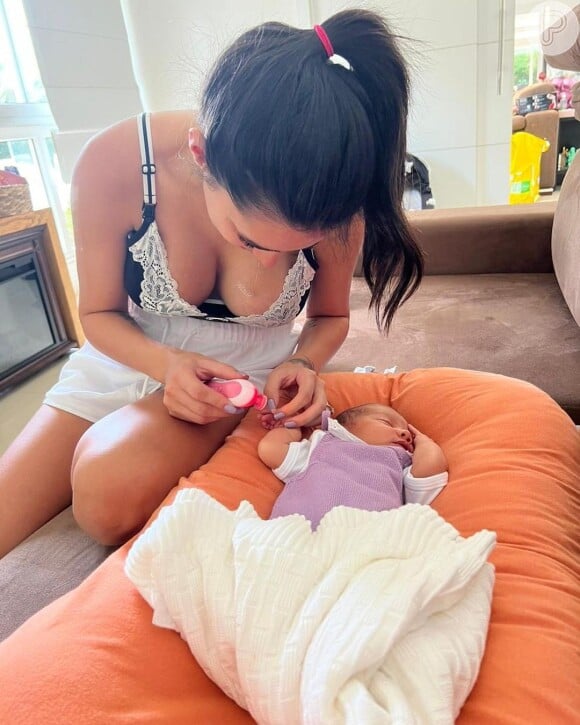 Bruna Biancardi foi alvo de críticas ao dispensar cadeirinha bebê-conforto para andar de carro com a filha, Mavie, de 1 mês