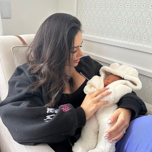 Filha de Bruna Biancardi e Neymar, Mavie surgiu em fotos com a mãe ao completar 1 mês