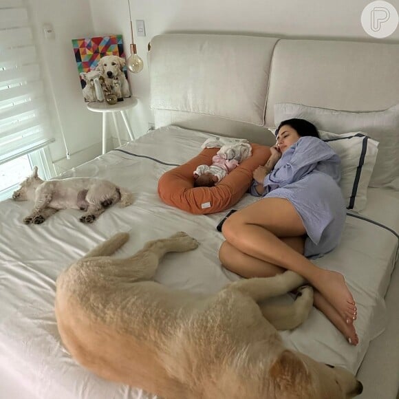 Filha de Bruna Biancardi e Neymar, Mavie apareceu em foto da mãe dormindo com seus pets