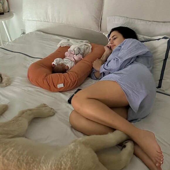 Filha de Bruna Biancardi e Neymar, Mavie apareceu em foto da mãe dormindo com seus pets