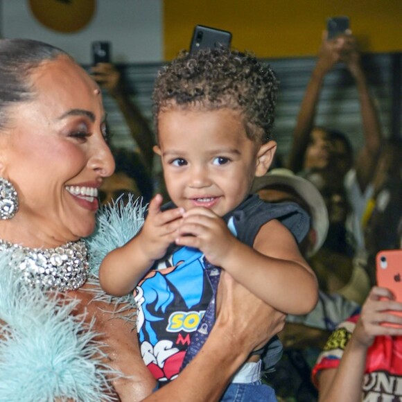 Sabrina Sato usa look de luxo para ensaio de rua da escola de samba Vila Isabel